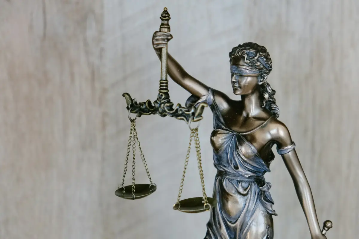 Figura de la justicia en bronce con la balanza