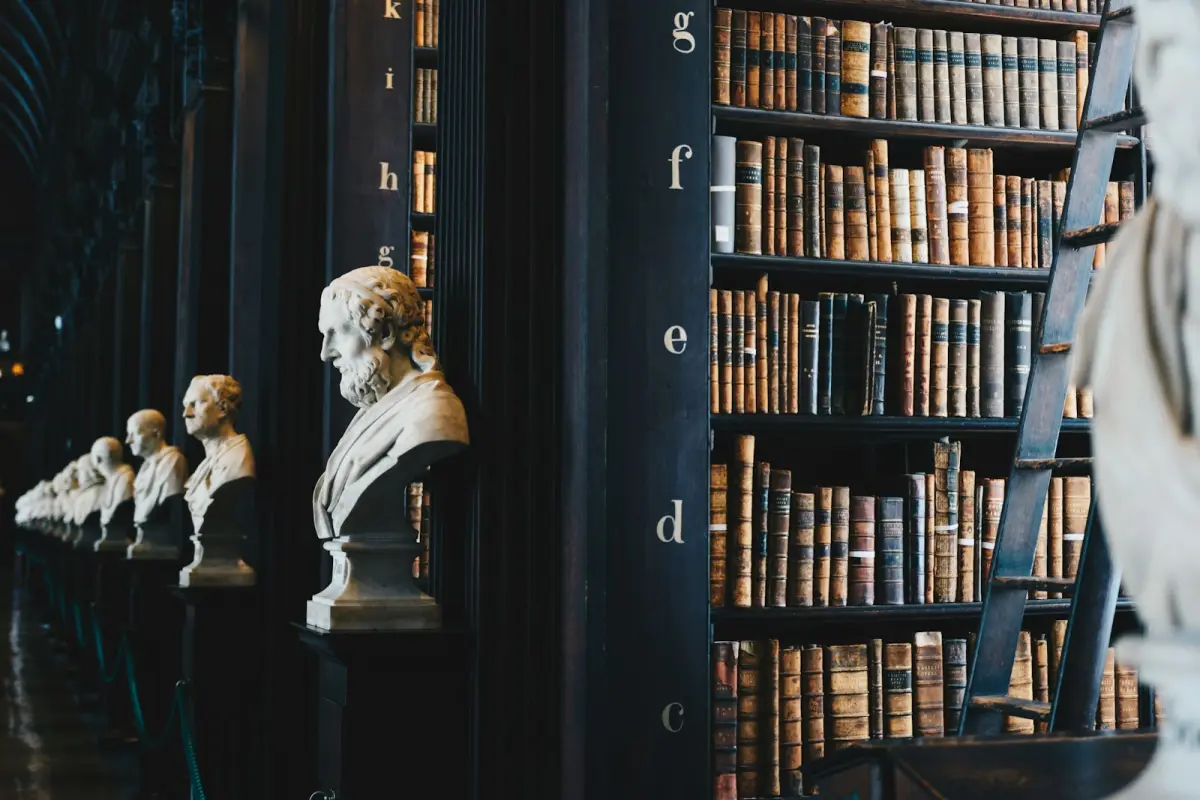 Biblioteca jurídica clásica con bustos de mármol